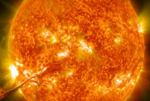 Мощная вспышка произошла на Солнце: в чем ее опасность