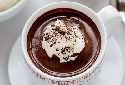 Этот восхитительный рецепт горячего шоколада перенесет вас в парижское кафе прямо сейчас