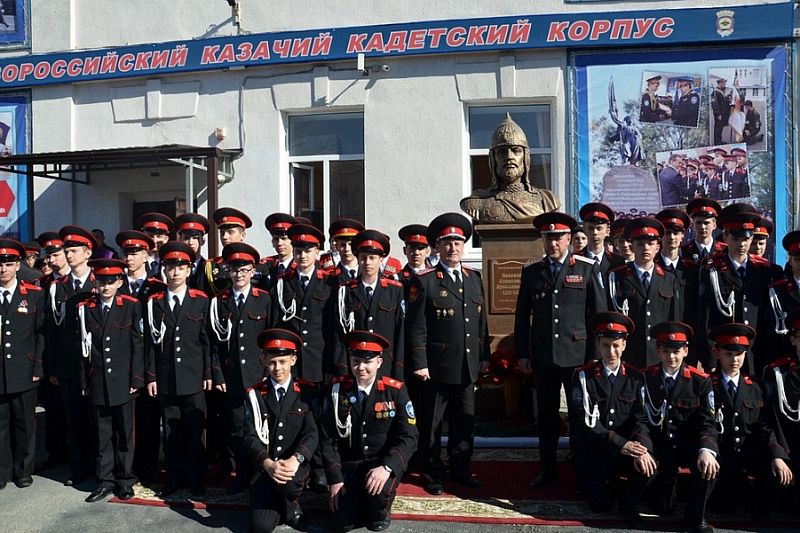 Бюст Александра Невского установили в Новороссийском казачьем кадетском корпусе 