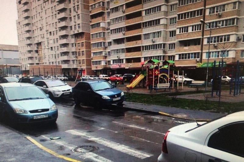 В Краснодаре водитель иномарки сбил ребенка во дворе многоэтажки