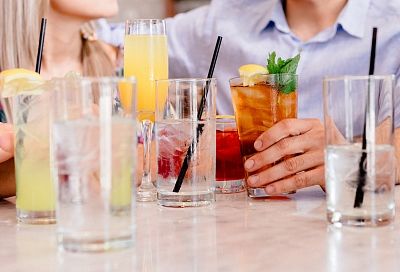 «Потянуло на слабенькое». Почему россияне стали чаще пить легкие алкогольные коктейли