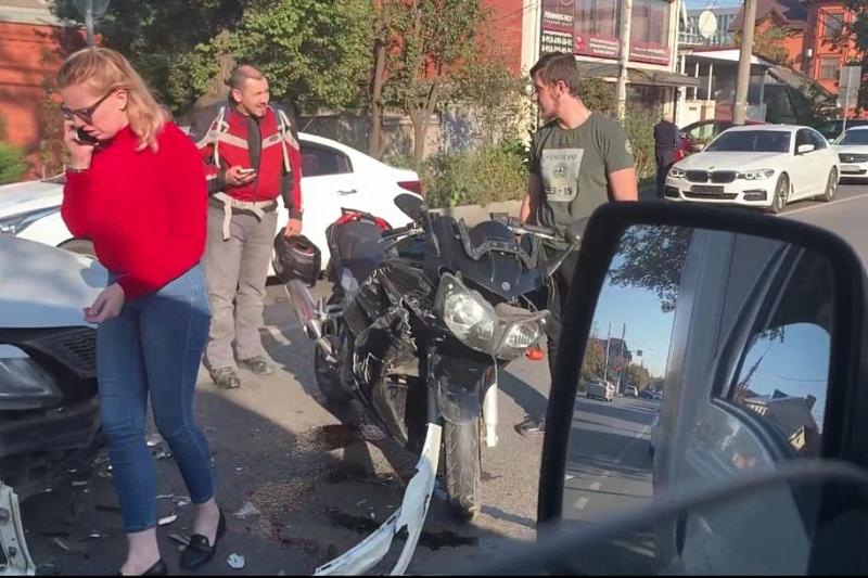 В Краснодаре мотоциклист на встречке врезался в иномарку (видео)