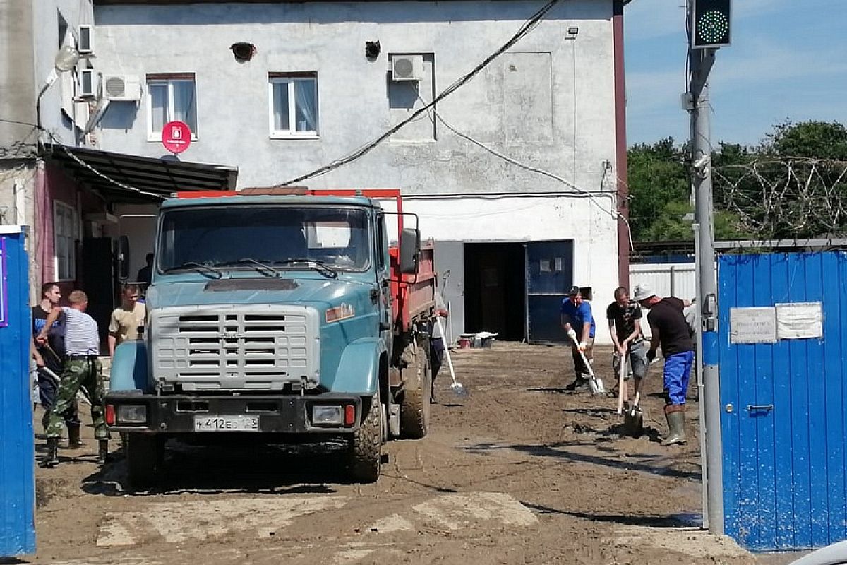 В Горячий Ключ привезли гуманитарную помощь: антисептики, бытовые средства и посуду