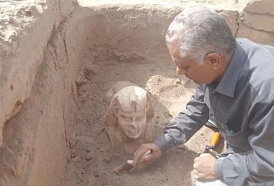 Археологи обнаружили в Египте улыбающегося сфинкса