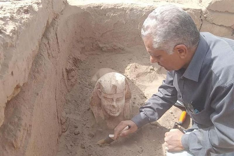 Археологи обнаружили в Египте улыбающегося сфинкса