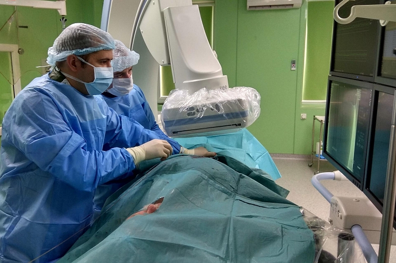 Кубанские хирурги спасли жизнь женщине с опасным заболеванием кишечника