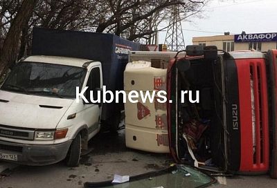 Грузовик с холодильниками опрокинулся в Новороссийске