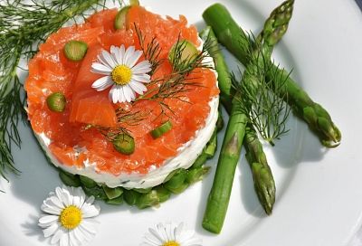 Надоела селедка в шубе! Теперь готовлю для новогоднего стола новый салат с копченой рыбой - получается вкуснее, красивее и в 3 раза быстрее! И никакой грязи на столе