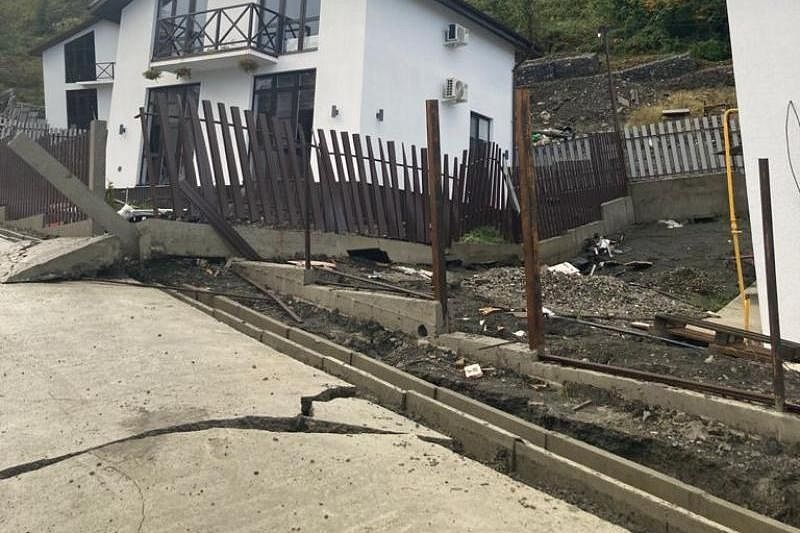 Началась эвакуация: жители пострадавшего от оползня села в Сочи спасают имущество