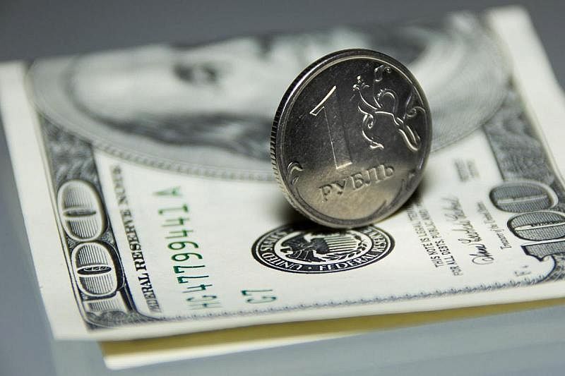 Менее четверти россиян интересуются курсом доллара