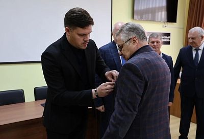 Министр промышленной политики Краснодарского края Дмитрий Хмелько вручил государственные награды работникам бронетанкового ремонтного завода