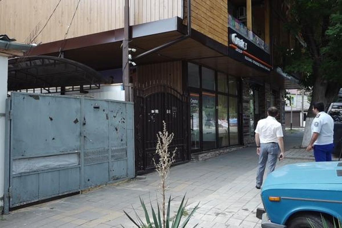 В Анапе снесут пристроенный к квартире трехэтажный самострой