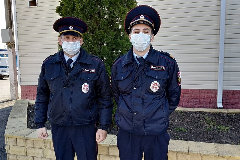 В Краснодарском крае полицейские помогли мужчине, который упал и серьезно повредил голову
