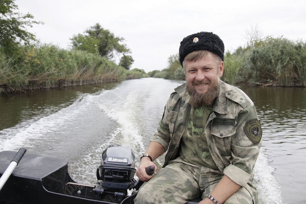 Евгений Саломаха на моторной лодке регулярно осматривает зарыбленный водоем.