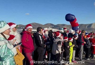 В Новороссийске прошел новогодний забег Дедов Морозов