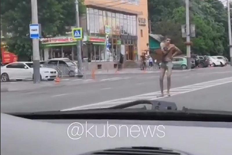 Неадекватный голый мужчина устроил забег в центре Краснодара