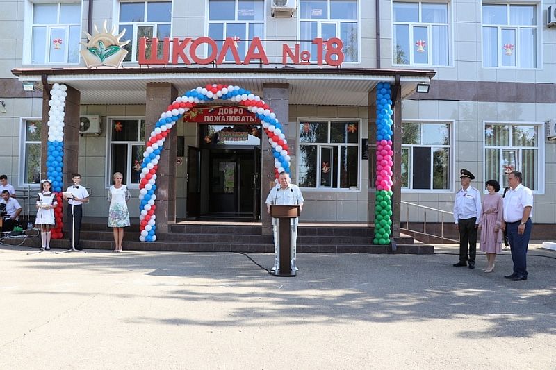 Владимир Устинов поздравил школьников Кореновского района с Днем знаний