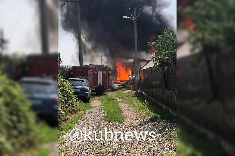 На окраине Краснодара потушили пожар на складе фирмы по производству бассейнов из полипропилена
