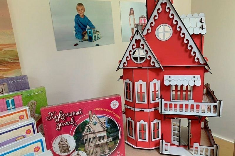 Фабрика игрушек из Краснодара изготовит подарки на Новый год для детей из многодетных семей