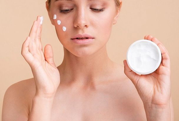 Три волшебных средства, которые помогут избавиться от морщин и шелушения без похода к косметологу