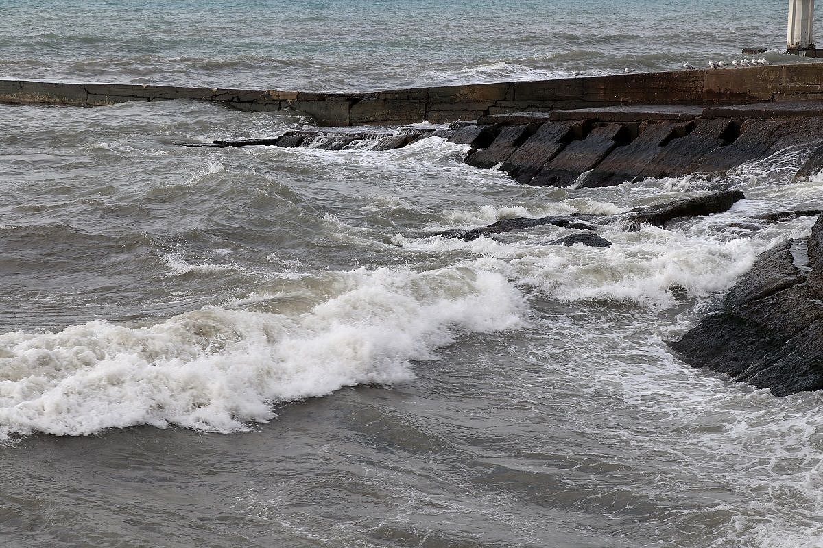 Пьяного туриста спасли из штормящего моря в Сочи