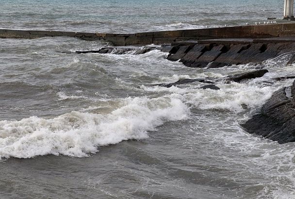 Пьяного туриста спасли из штормящего моря в Сочи