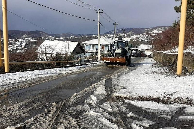 К утру 20 января дороги Сочи расчищены от снега  