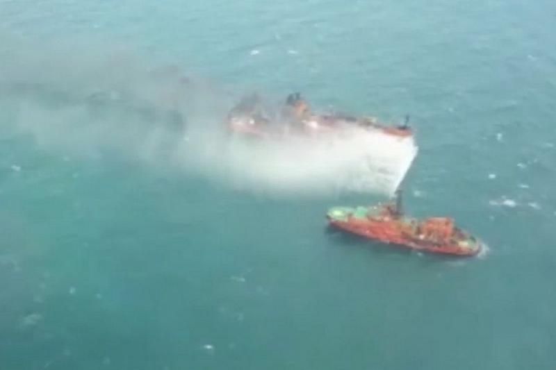 Спасатели приступили к тушению одного из танкеров в районе Керченского пролива