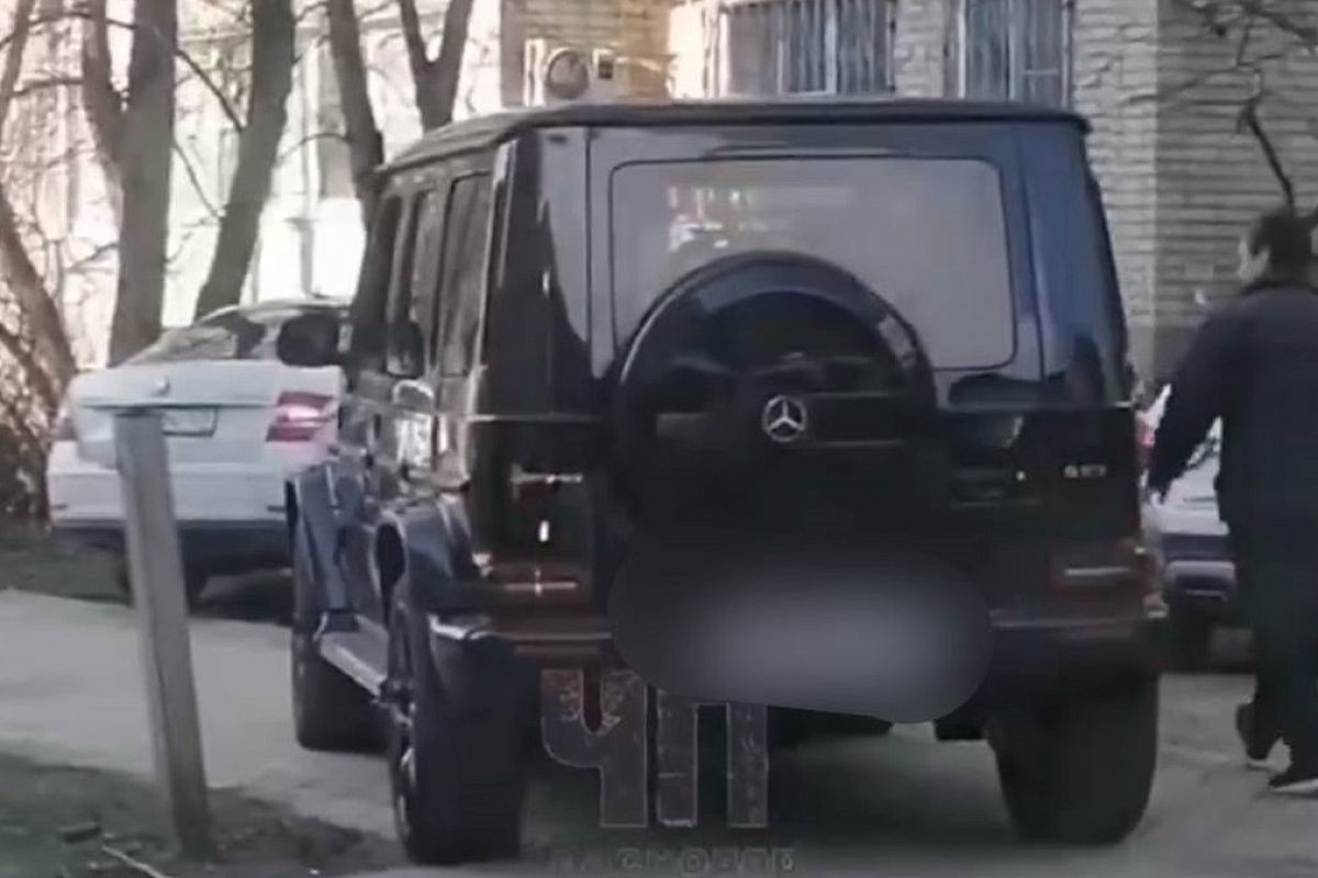 Автоинспекторы нашли 19-летнего водителя Gelandewagen, проехавшего по тротуару в Краснодаре