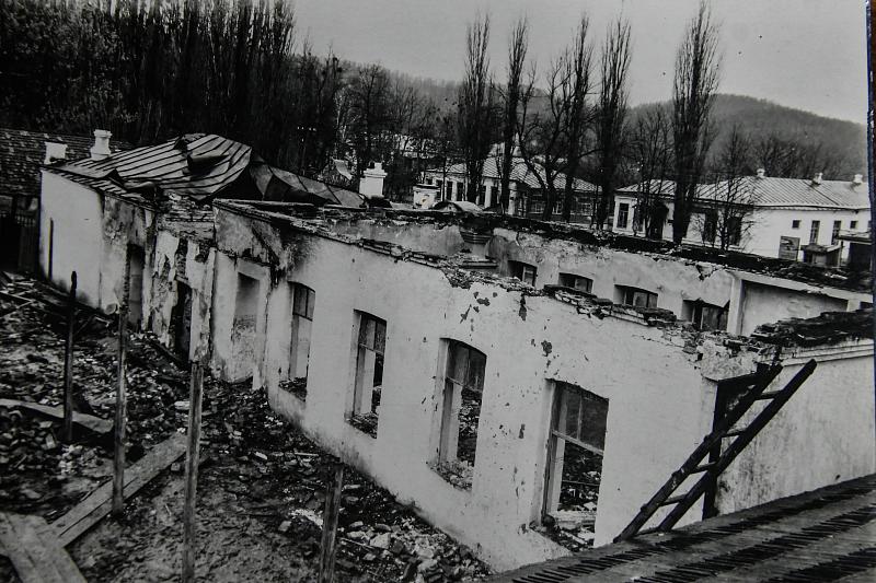 Здание санатория в Горячем Ключе, разрушенное фашистами.