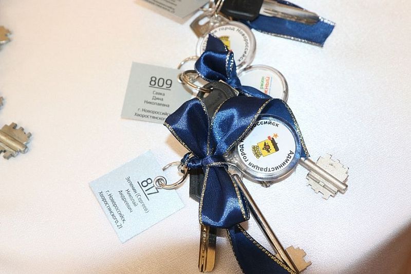 Ключи от новых квартир получили 66 сирот из Новороссийска