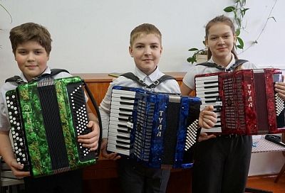 Школа искусств в станице Брюховецкой получила новые музыкальные инструменты по нацпроекту