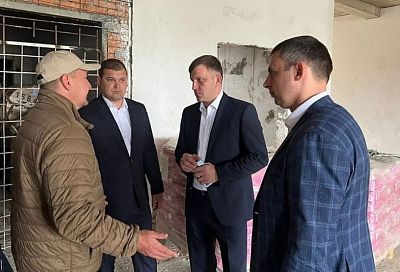 Вице-губернатор Кубани Евгений Наумов проинспектировал строительство здания начальной школы в поселке Афипском