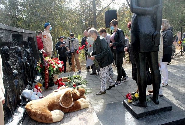 На кладбище Ейска в рамках акции «Свеча памяти» прошел траурный митинг