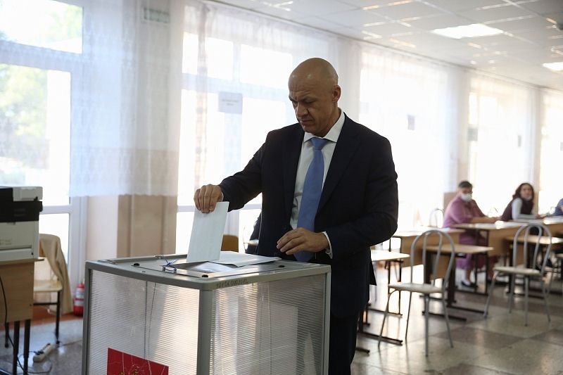 И.о. мэра Краснодара Максим Слюсарев проголосовал на выборах в ЗСК