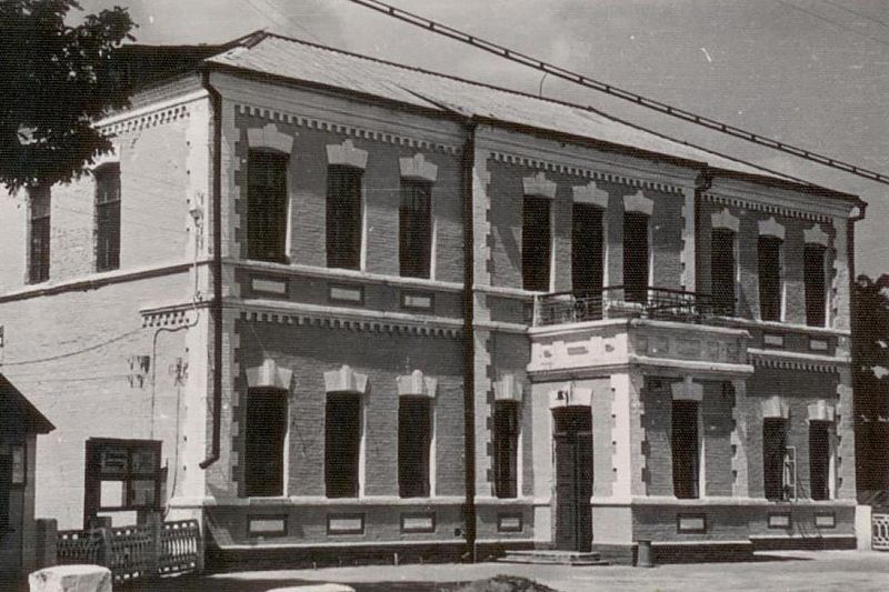 Зданию клуба им. Меньшикова в этом году исполняет 120 лет (фото 1950-х годов).
