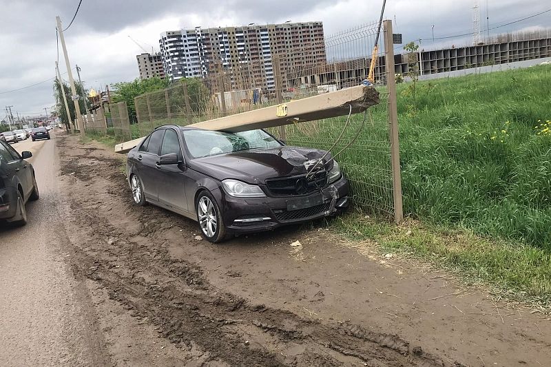 В Краснодаре сбитый Mercedes столб раздавил машину