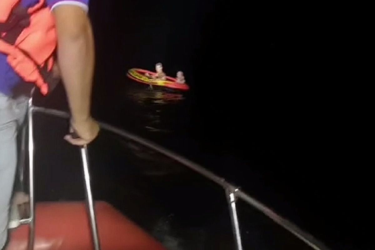 Двух подростков на надувной лодке унесло в море в Туапсинском районе