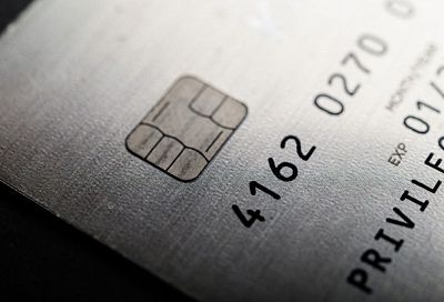 Сбербанк завершит обслуживание валютных карт Visa