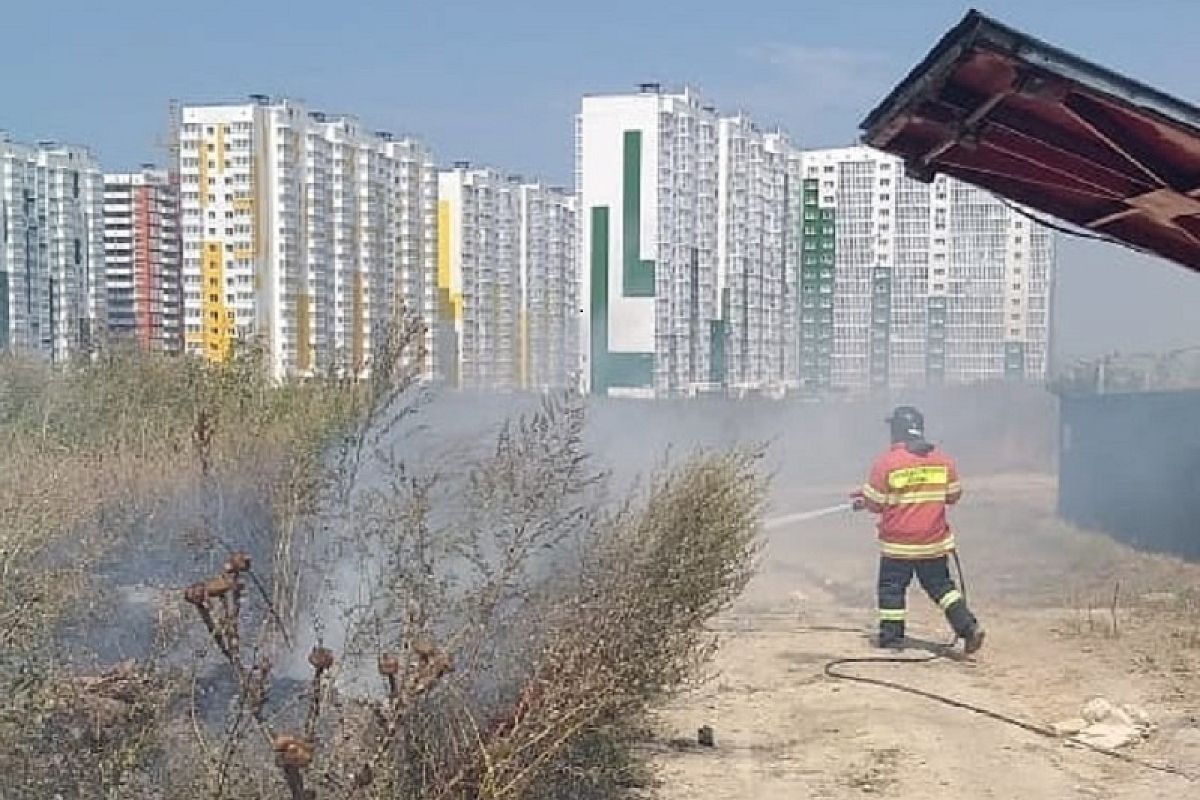  В Анапе потушили горящую траву на площади 800 «квадратов»