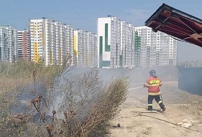  В Анапе потушили горящую траву на площади 800 «квадратов»