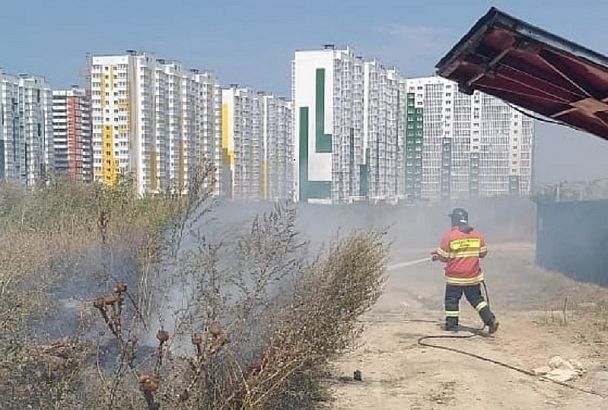  В Анапе потушили горящую траву на площади 800 «квадратов»