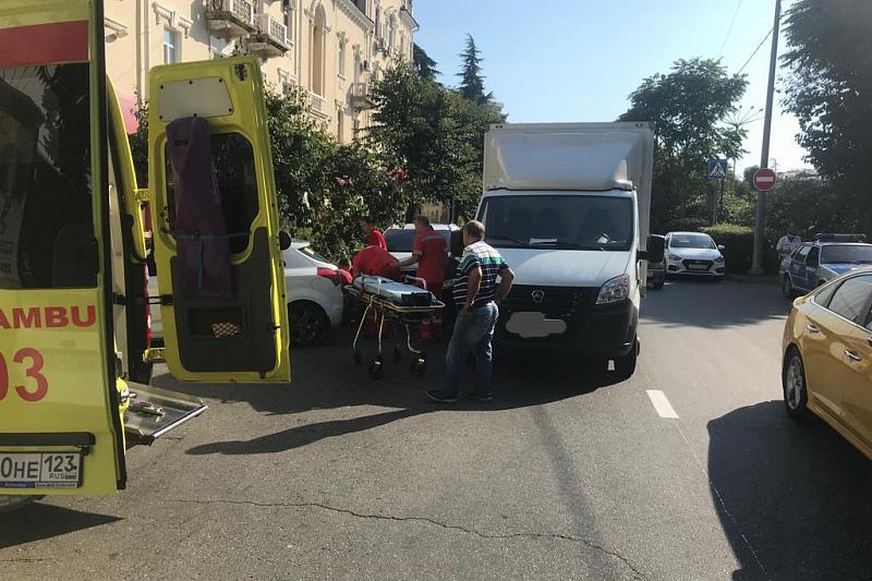 В Сочи при столкновении «Газели» и мотоцикла пострадала 15-летняя девочка