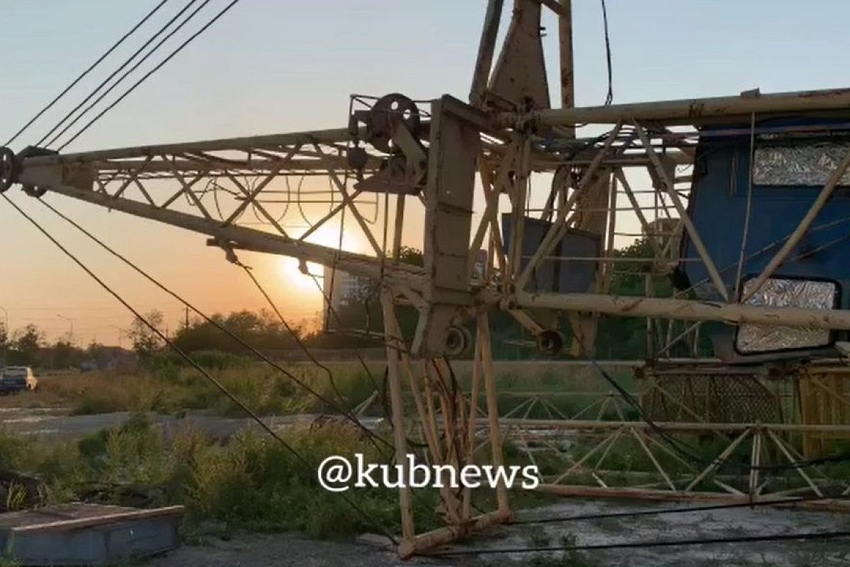 В Краснодаре из-за сильного ветра упал второй кран за день (видео)