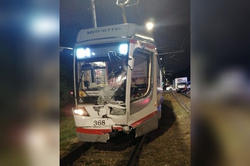 В Краснодаре грузовик столкнулся с трамваем. Есть пострадавший