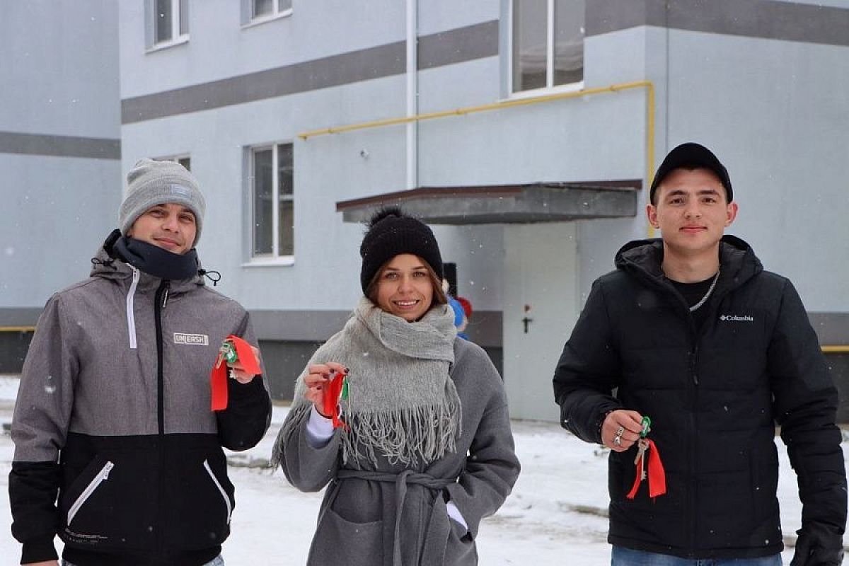 Детям-сиротам вручили ключи от квартир в Калининском районе