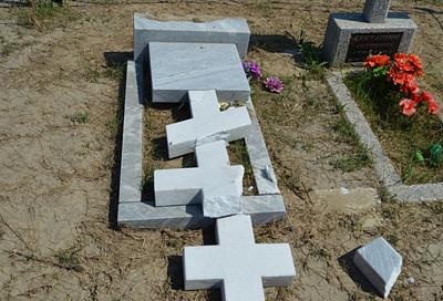 Пьяный житель Тимашевского района разгромил памятники на местном кладбище