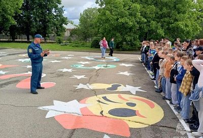 В станице Крыловской сотрудники МЧС рассказали детям о правилах безопасности на лето