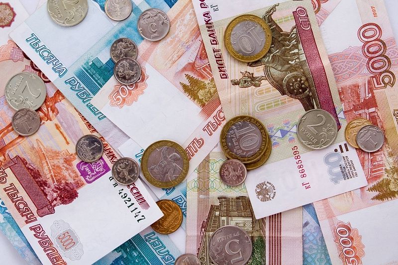 В России сократилось число жителей с зарплатой на уровне МРОТ и ниже