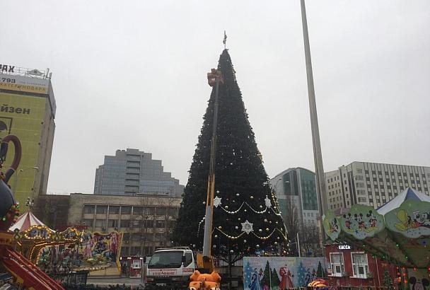 На Театральной площади Краснодара начали демонтаж новогодней елки
